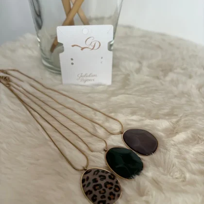 Collana con pendolo in metallo