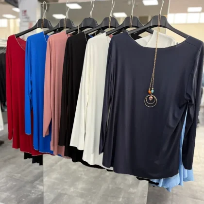 Maglia basic con collana (linea comoda)
