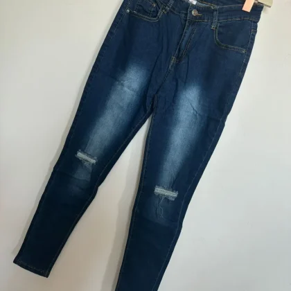 Jeans con strappo art.8348